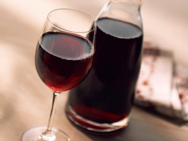 Красное вино в бутылке и бокале