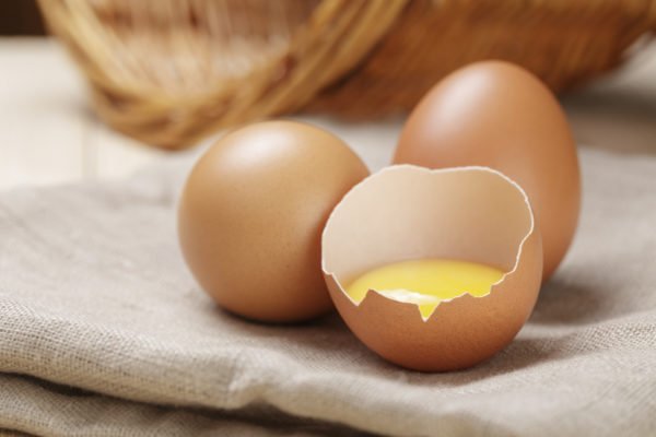 Яйца и желток в скорлупе