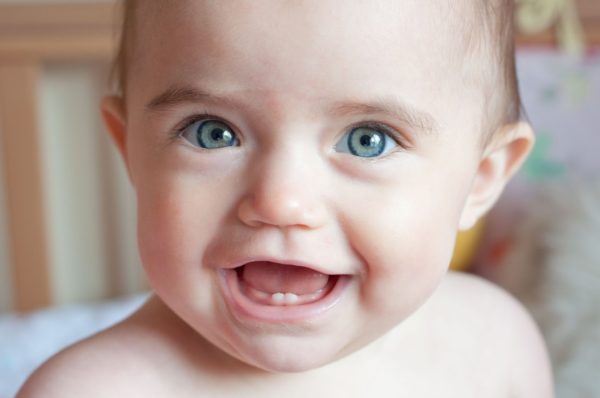 Малыш с первыми зубками