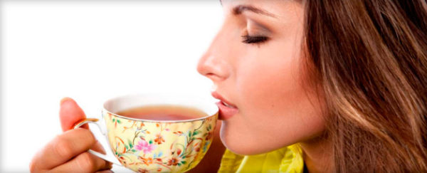 Девушка пьёт чай