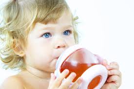 Ребёнок пьёт чай
