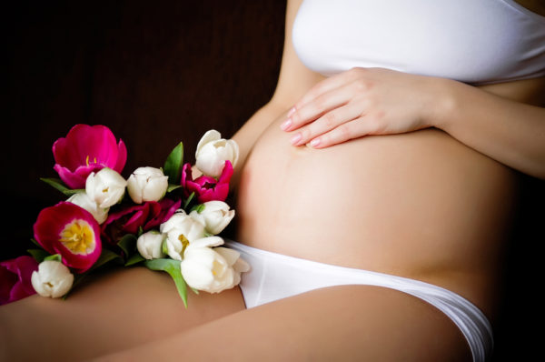 Беременная с цветком
