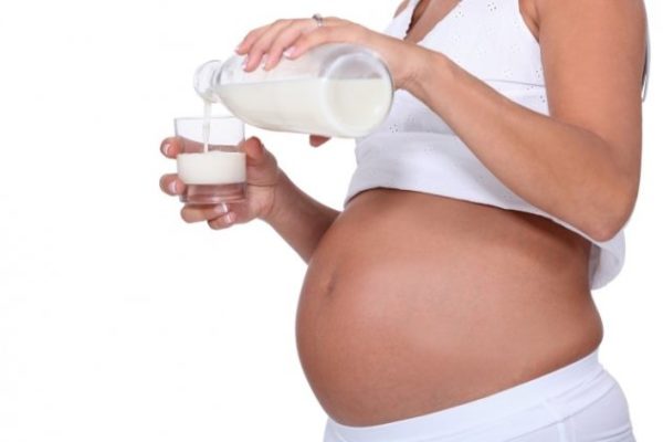 Беременная пьёт молоко