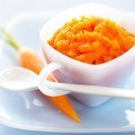 Морковное пюре, морковь и ложка