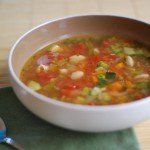 Овощной суп и ложка