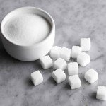 Сахар россыпью в пиале и кусочками