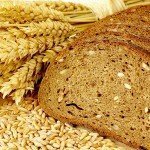Цельнозерновой хлеб, зёрна и колоски пшеницы