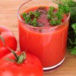 Помидоры и томатный сок с зеленью
