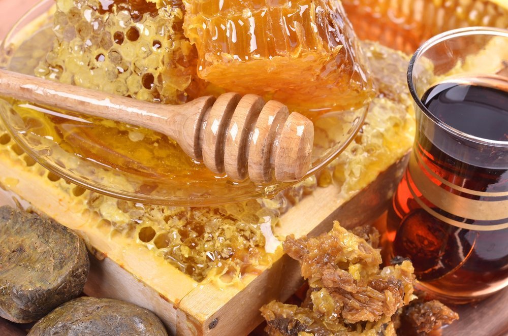 Лечение геморроя мёдом и свечами с прополисом